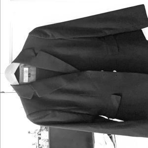 Enter the room like a pro with this dark blue suit
